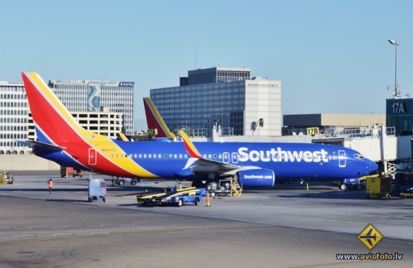 Boeing 737-8H4